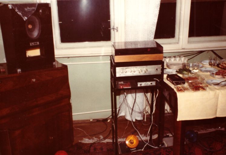 Echipamentul muzical si ceva de mincare